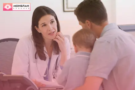 Услуга лечения детского невроза Папа со своим сыном у психолога для лечения детского невроза